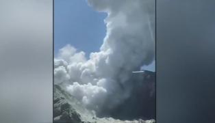 Un vulcan a erupt pe Insula Albă din Noua Zeelandă. Cel puţin cinci oameni au murit iar 18 au fost răniţi