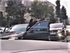 Bătaie în trafic, între două şoferiţe din Baia Mare. Femeile şi-au împărţit cu dărnicie pumni şi palme (Video)