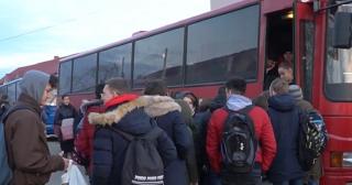 Firmele de transport în comun, obligate să asigure naveta elevilor până la şcoală şi retur