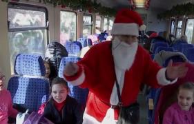 La Cluj, Moş Crăciun și-a luat un tren și împarte cadouri copiiilor care-l însoțesc