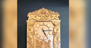 În atelierul său, un timișorean talentat sculptează ceasuri adevărate opere de artă