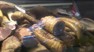 Micii producători de mezeluri tradiţionale îşi vând singuri produsele pe internet