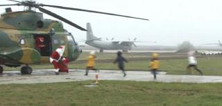 Moș Crăciun a sosit cu elicopterul pentru zeci de copii din Otopeni