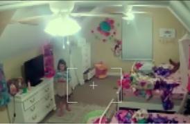 Fetiţă de opt ani, victima unui hacker care a spionat-o prin camera de supraveghere