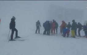 Peste 100 de turişti, rămaşi blocaţi în Bucegi din cauza viscolului