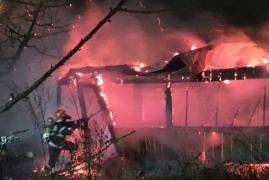 Casă bătrânească arsă din temelii, în Suceava. Trei ore au încercat pompierii să stingă focul