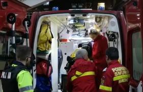 Individ agresiv, împușcat în picior de polițiști, după ce a încercat să îi atace cu un topor