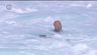 Surferi din întreaga lume au înfruntat valuri de peste 15 metri înălţime în Hawaii (Video)