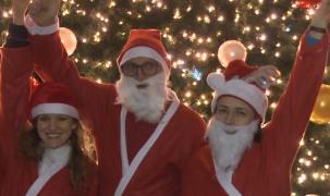 Moş Crăciun şi-a făcut apariţia în România. Caleașca sa trasă de reni a atras privirile copiilor