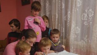 Opt frățiori sărmani din Botoșani locuiesc într-o singură cameră încălzită, în această iarnă