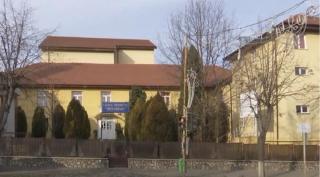 Lăsată nesupravegheată, o fetiță nevăzătoare din Iași a murit după ce a căzut pe scările şcolii