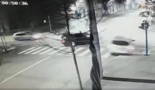 Şoferiţă de 18 ani drogată, filmată la Drobeta Turnu Severin când maşina ei e lovită de alt autoturism