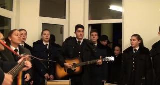 Elevii Colegiului Naţional Militar "Mihai Viteazu" din Alba Iulia au iesit la colindat în căminele pentru bătrâni și orfelinate