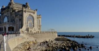 Temperaturi de primvărară la malul mării, oamenii au ieșit la plimbare în tricouri