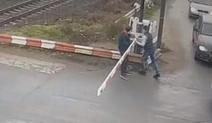 Haosul în nordul Capitalei, după ce un şofer a rupt o barieră, la o trecere de cale ferată