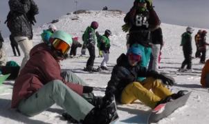 În Sinaia, turiştii au început deja să profite de zăpadă. Cât costă o zi pe pârtie