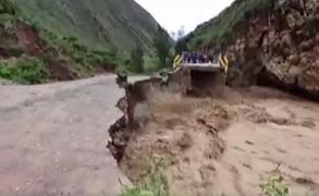 Imagini dramatice în Peru, unde o viitură puternică a rupt şoseaua în câteva secunde