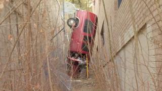 O dubă a ajuns blocată între două clădiri, după ce a plonjat de la 8 metri înălţime, în Salt Lake City