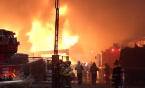 Un service auto şi un depozit de materiale de construcţii, distruse de un incendiu, în Bucureşti