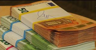 Românii pariază împotriva leului: economisesc în valută