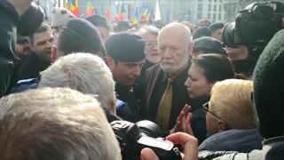 Gelu Voican Voiculescu, atacat în Piața Universității