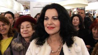 Angela Gheorghiu în mijlocul fanilor, la lansarea albumului ”Plaisir d'amour”