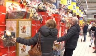 Weekend aglomerat în magazine. A început cursa pentru cadouri