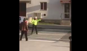 Doi poliţişti filmaţi când se iau la ceartă în intersecţie, la Câmpulung. Dirijau greşit circulaţia (video)
