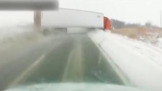 TIR răsturnat pe o șosea acoperită de gheață, în SUA (Video)