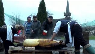 Tradiția tăierii porcului înainte de Crăciun, la muzeul din Bistrița