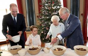 Familia regală britanică a gătit de sărbători pentru angajați