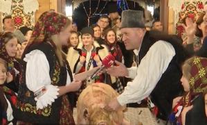 Turiştii din Maramureş petrec Crăciunul ca pe vremea străbunicilor