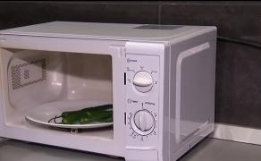 Bloc evacuat din cauza unei familii care făcea cârnaţi picanţi