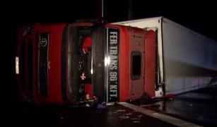 Un TIR încărcat cu 18 tone de iaurt s-a răsturnat pe autostrada A1