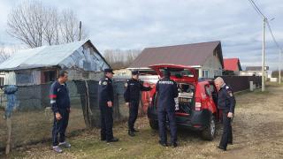 Pompierii din Galaţi, cadouri de Crăciun pentru trei familii în dificultate