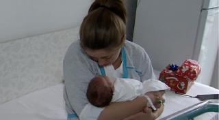 Zeci de femei din România au devenit mame în prima zi de Crăciun (Video)