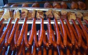 Cârnați tradiționali vs. cârnați industriali. Ce alegere facem de sărbători