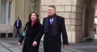 Klaus Iohannis şi soţia sa, la slujba de Crăciun, de la Sibiu: "Crăciun fericit şi Sărbători fericite!"