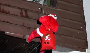 Moş Crăciun a făcut milioane de copii fericiţi în noaptea de Ajun (Video)