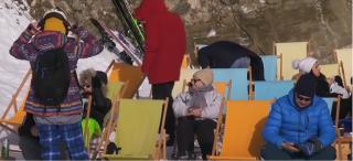 Mii de turişti s-au înghesuit în staţiunile montane, de Crăciun (Video)