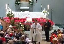 Un preot irlandez a plecat pe o trotinetă electrică, după slujba din ziua de Crăciun