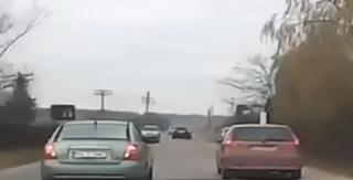 Şofer surprins când efectuează două depăşiri periculoase în Prahova (Video)