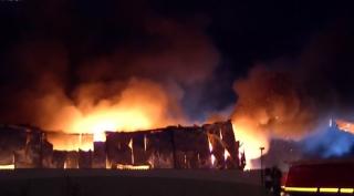 Alertă lângă Capitală. Un puternic incendiu a izbucnit la un depozit din localitatea Afumaţi
