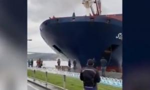 Un cargou scăpat de sub control a eşuat şi s-a lovit de chei, în strâmtoarea Bosfor
