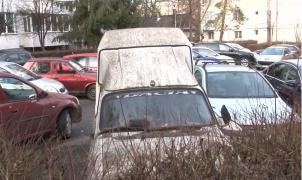 Maşinile "uitate" mai mult de şase luni de proprietari pe şosele, vândute de primării