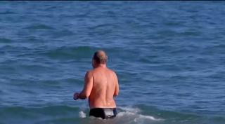 Bucureştean trecut de prima tinereţe, baie în mare la doar câteva grade Celsius (Video)