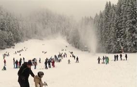 Codul galben de zăpadă, bucuria turiştilor care fac revelionul la munte