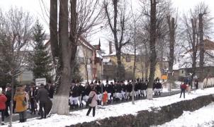 Junii şi juniţele s-au adunat în Mărginimea Sibiului şi au făcut spectacol pe străzi