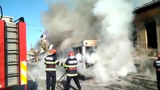Un autobuz cu 40 de oameni s-a făcut scrum pe stradă, la Craiova. Flăcările au aprins o casă din apropiere (video)