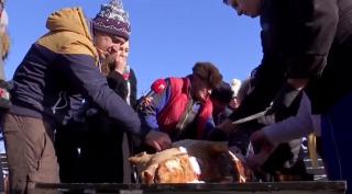 Tradiția tăierii porcului, practicată pentru turiști la pensiunile din Bucovina